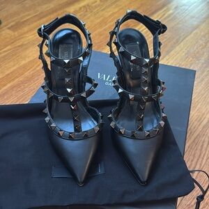 Valentino Rockstud Cage Leather Pumps with Studs size 35/5 black leather 35/5
